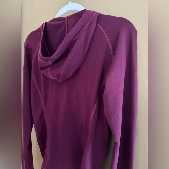 Mountain Hardware Buttery Top Base Layer with Hood and Thumb Holes Burgandy Yoga - Picture 11 of 13